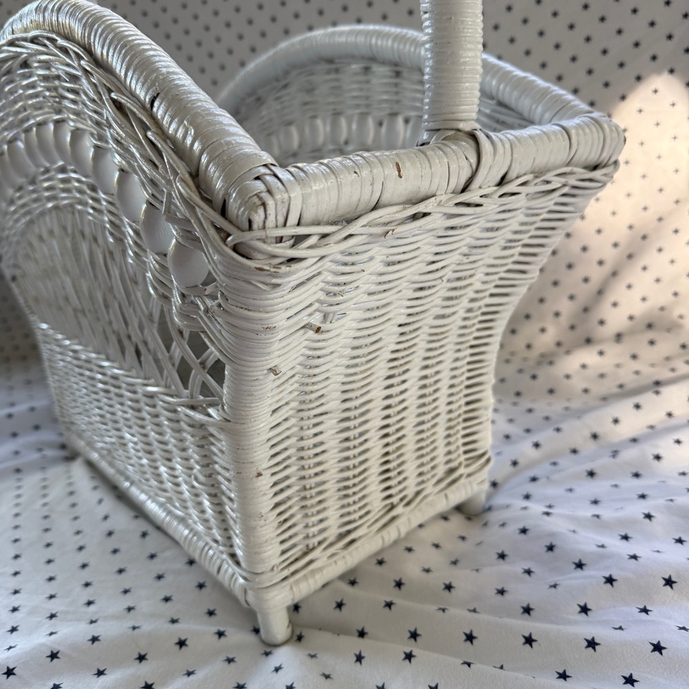 Vintage Wicker White Arched Magazine Holder / Rack w/ Wooden Beaded Detail - Picture 16 of 17